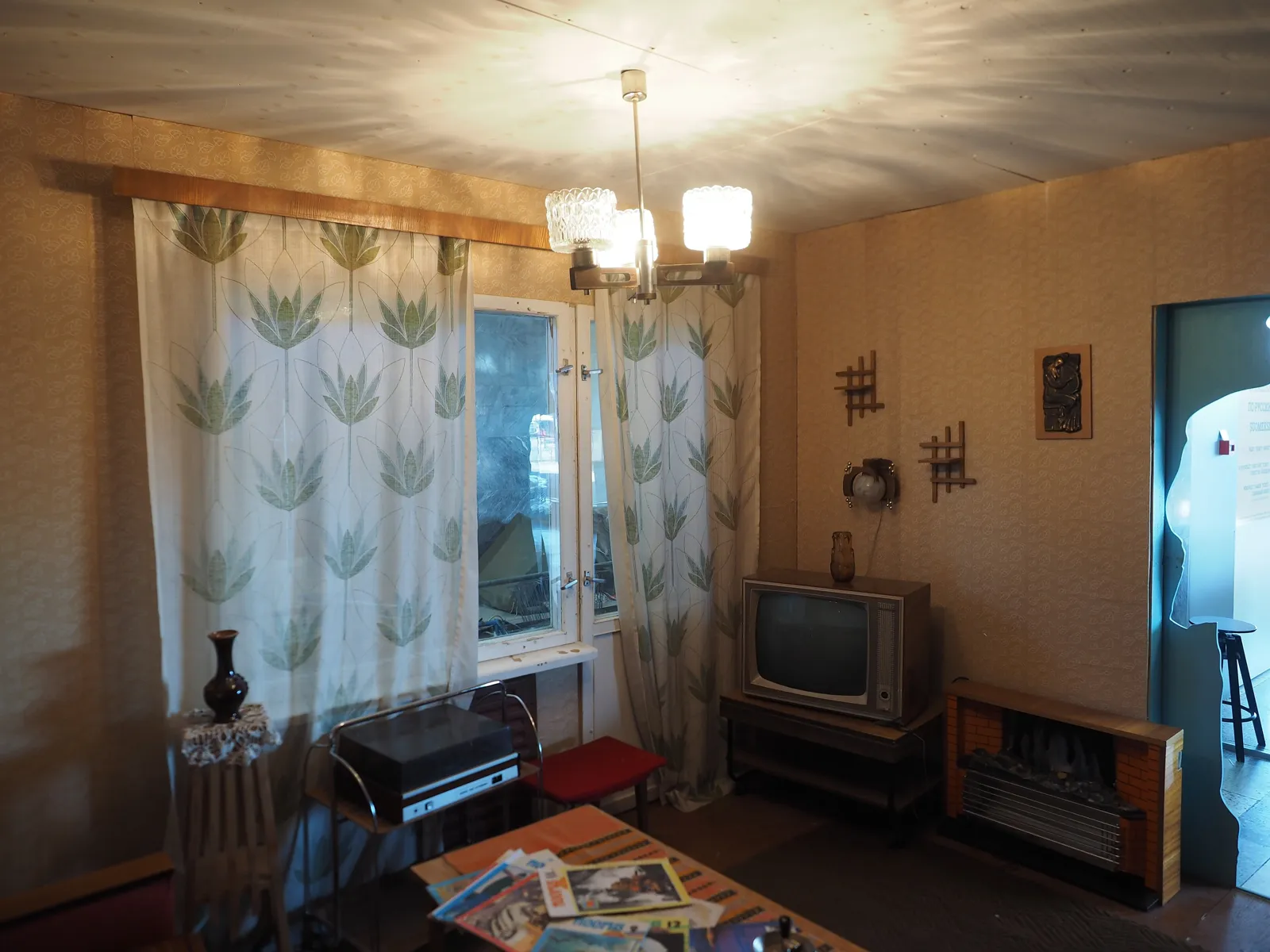 A Soviet-era room with a television, museum display, Tallinn, June 2019. Photo: Wikimedia Commons