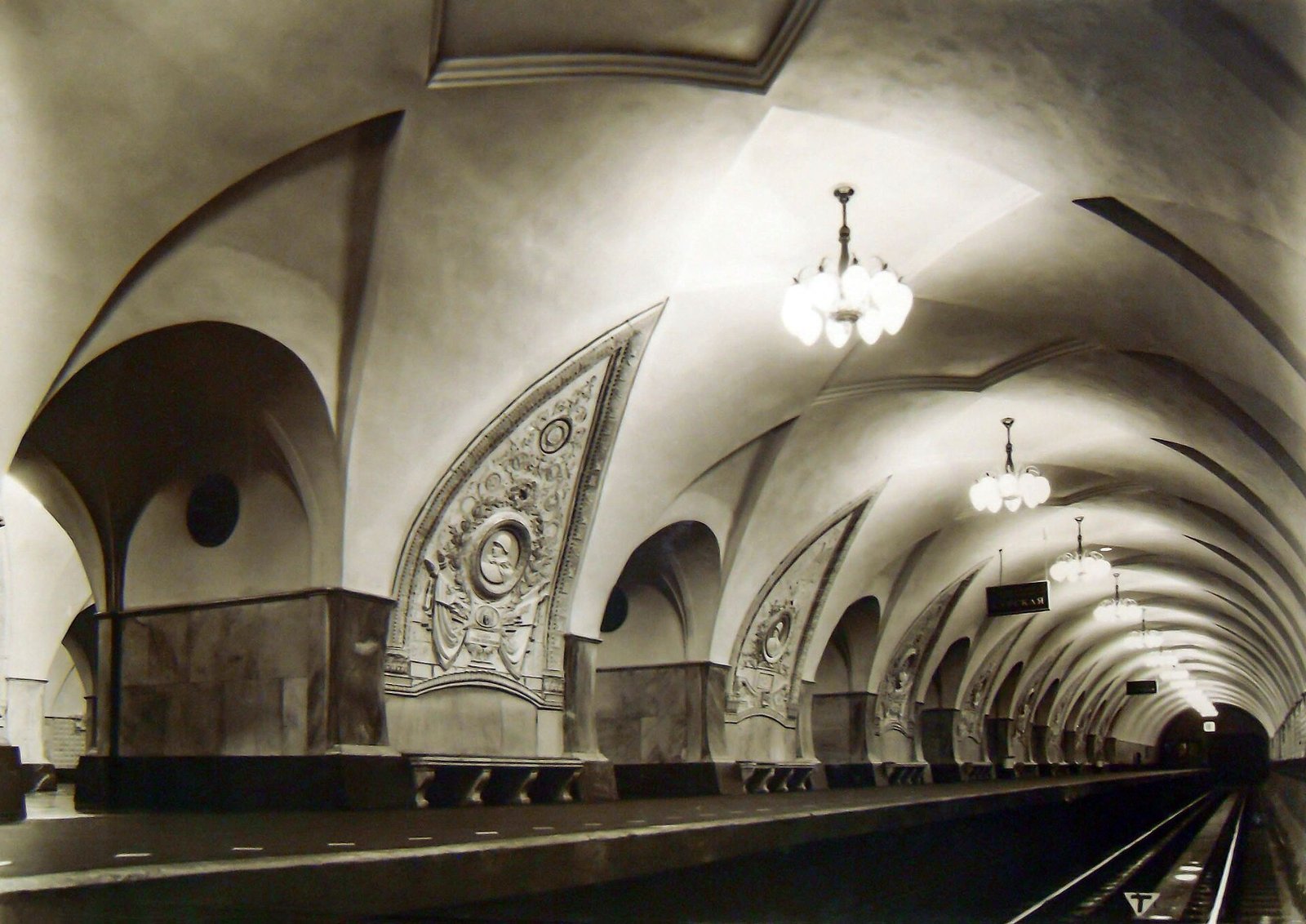 Taganskaya station in 1949 with ornamented vaults and chandeliers