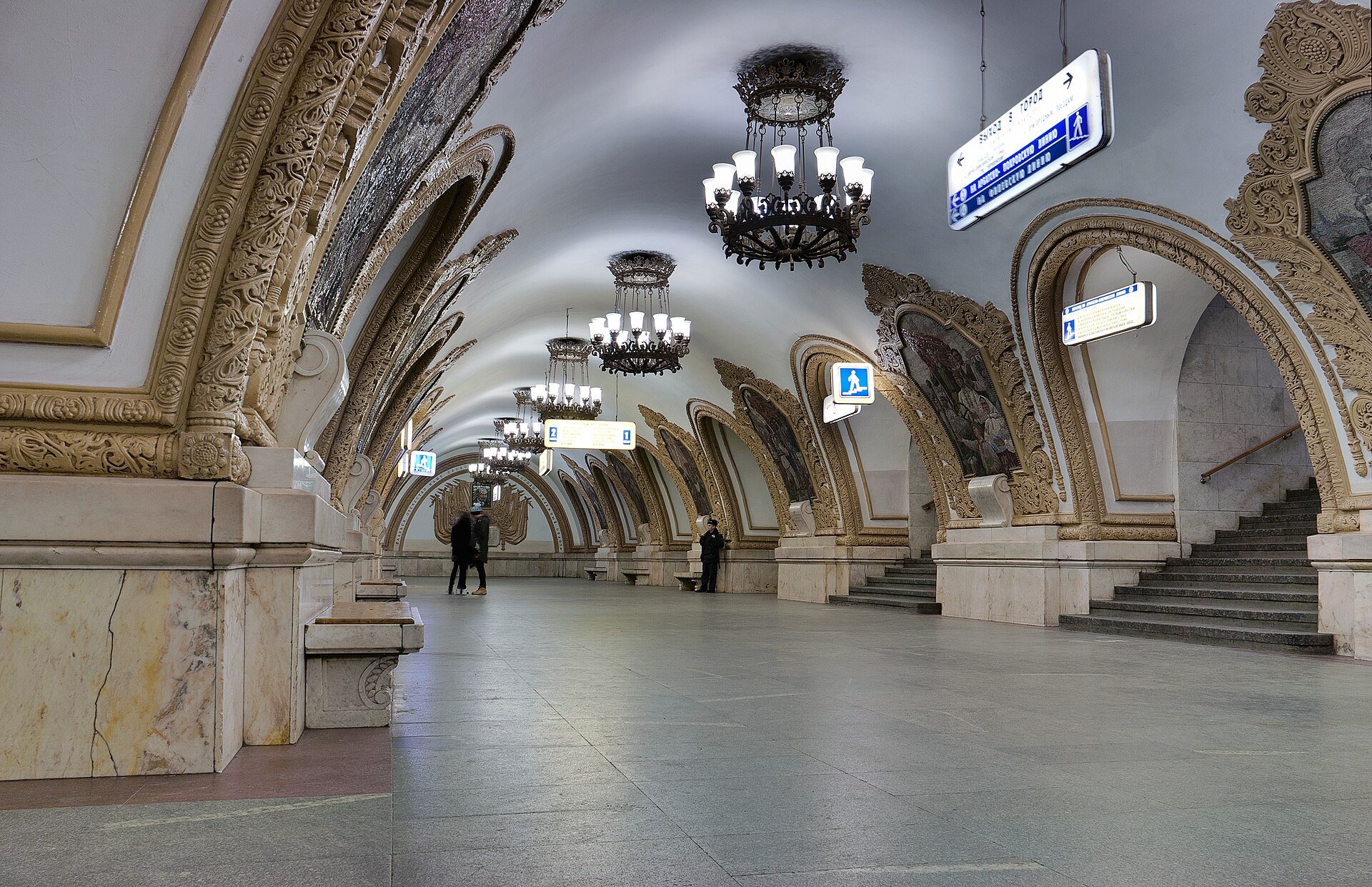 Kiyevskaya Circle Line hall with mosaics and chandeliers