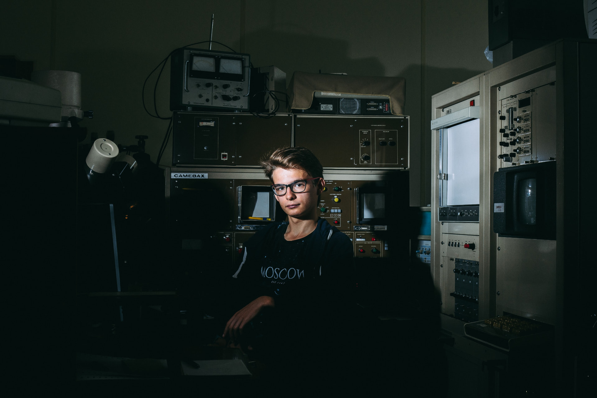 Ivan Chayka, a student at Novosibirsk State University's geology and geophysics department, in a laboratory in Akademgorodok, 2016. Photo: Vladislav Nekrasov, CC BY 4.0, Wikimedia Commons