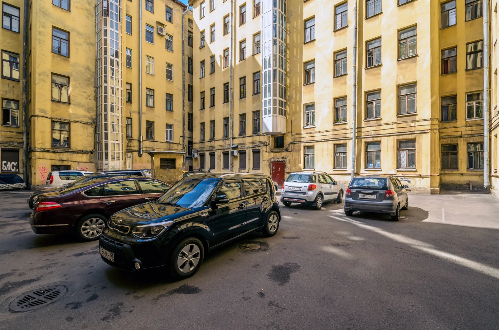 A courtyard well in St Petersburg, July 2015. Photo: Florstein, CC BY-SA 4.0, Wikimedia Commons