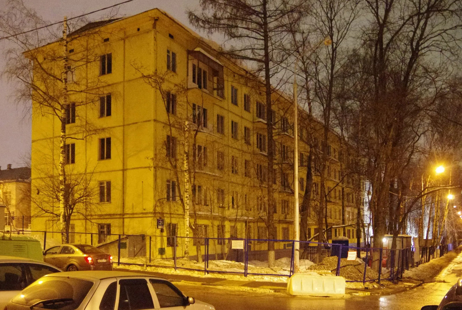 3rd Stroiteley Street, 25 — the address from The Irony of Fate, Moscow, February 2015. Photo: Artem Svetlov, CC BY 2.0, Wikimedia Commons