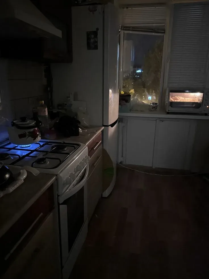 An ordinary kitchen at night, Lobnya, 2023. Photo: Vlad Lario