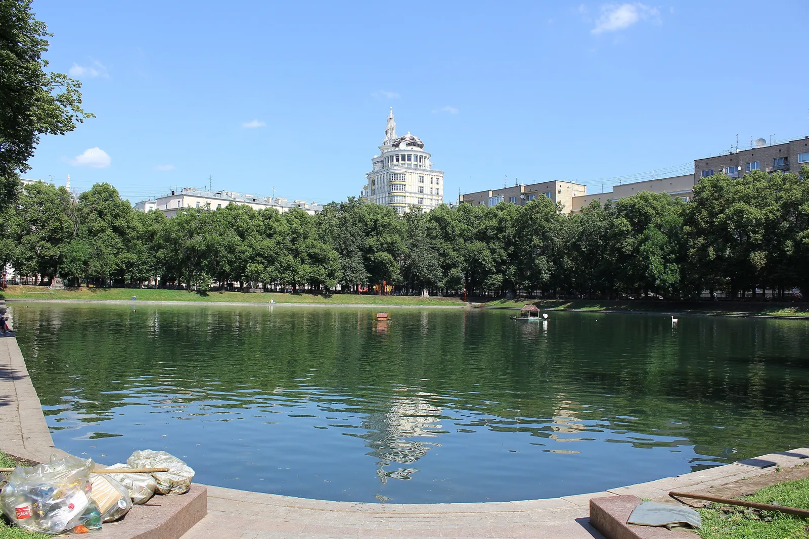 Patriarch's Ponds, Moscow, July 2012. Photo: Dima, CC BY-SA 3.0, Wikimedia Commons