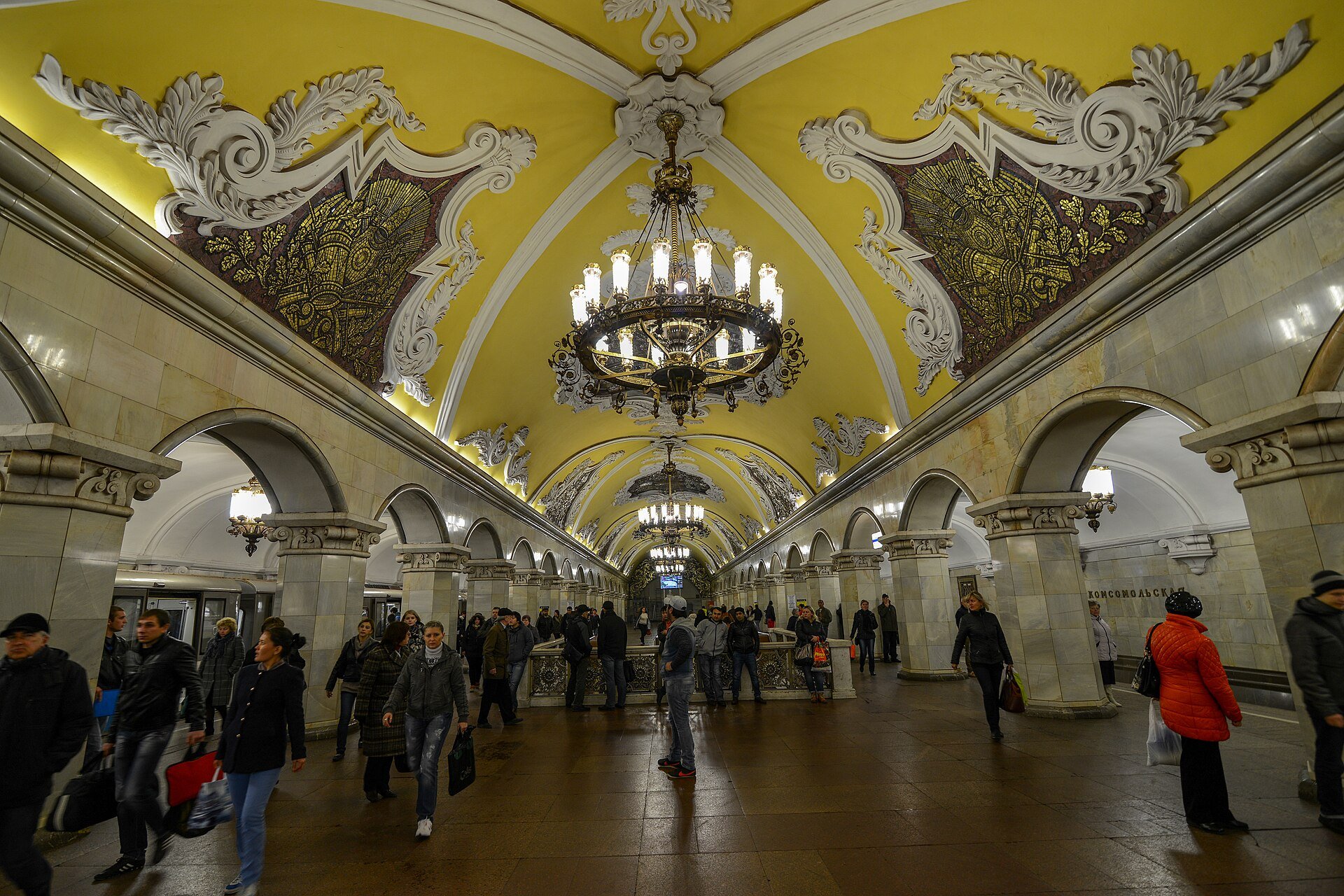 Komsomolskaya Circle Line station: vaulted ceiling, chandeliers and mosaics