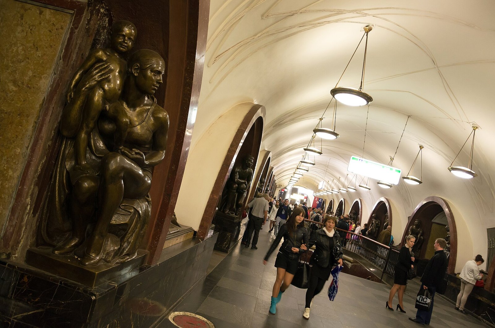 Bronze sculpture in an arch at Ploshchad Revolyutsii