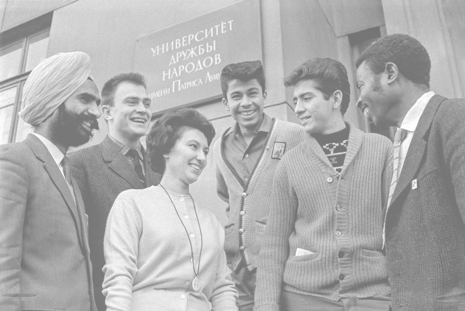 Students of Patrice Lumumba University (now RUDN) outside the university building, November 1963 — from India, the USSR, Mexico, Cuba and Cameroon. Photo: V. Mastyukov / Glavarkhiv Moskvy, CC BY 4.0, Wikimedia Commons