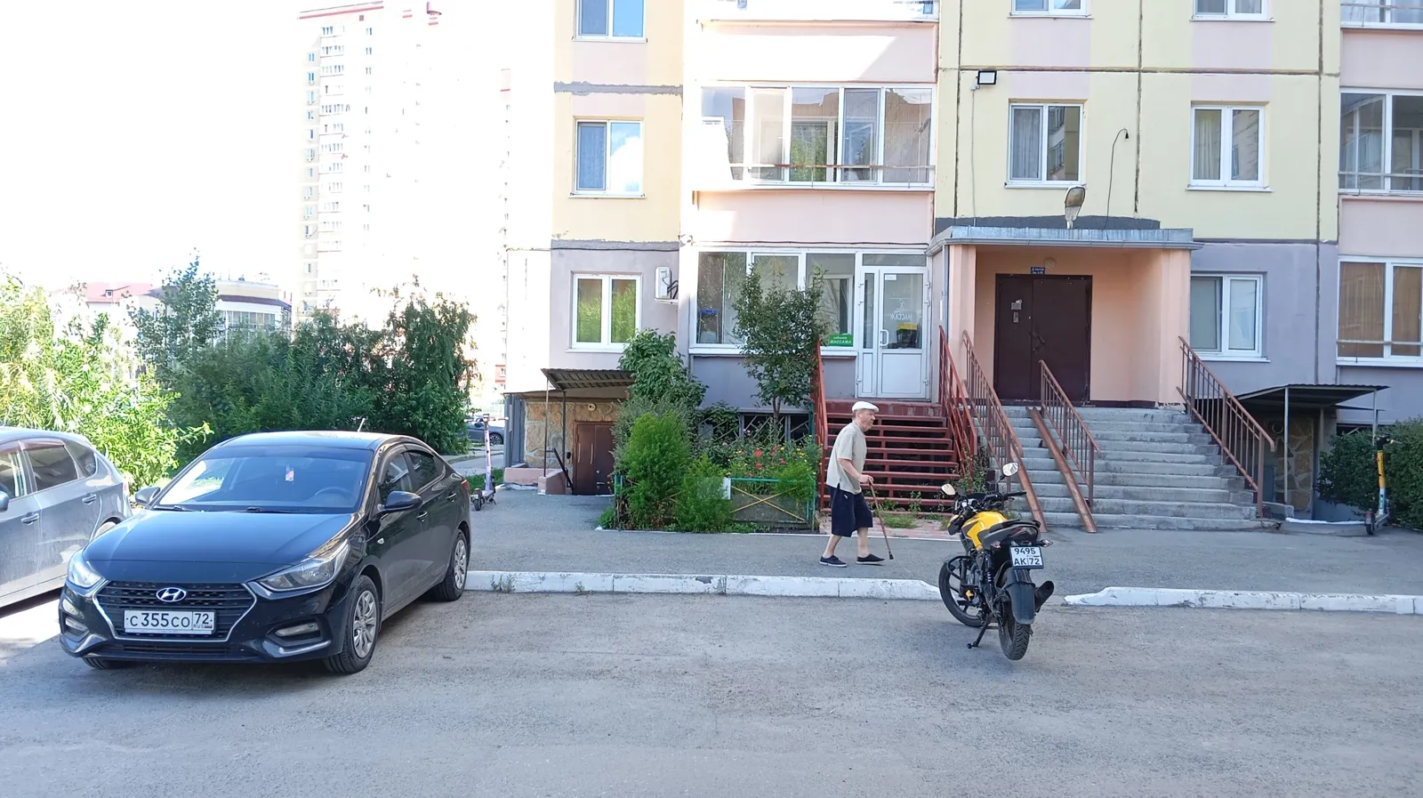 A panel-block courtyard in the daytime, Solnechny, Tyumen, August 2025. Photo: RG72, CC BY 4.0, Wikimedia Commons