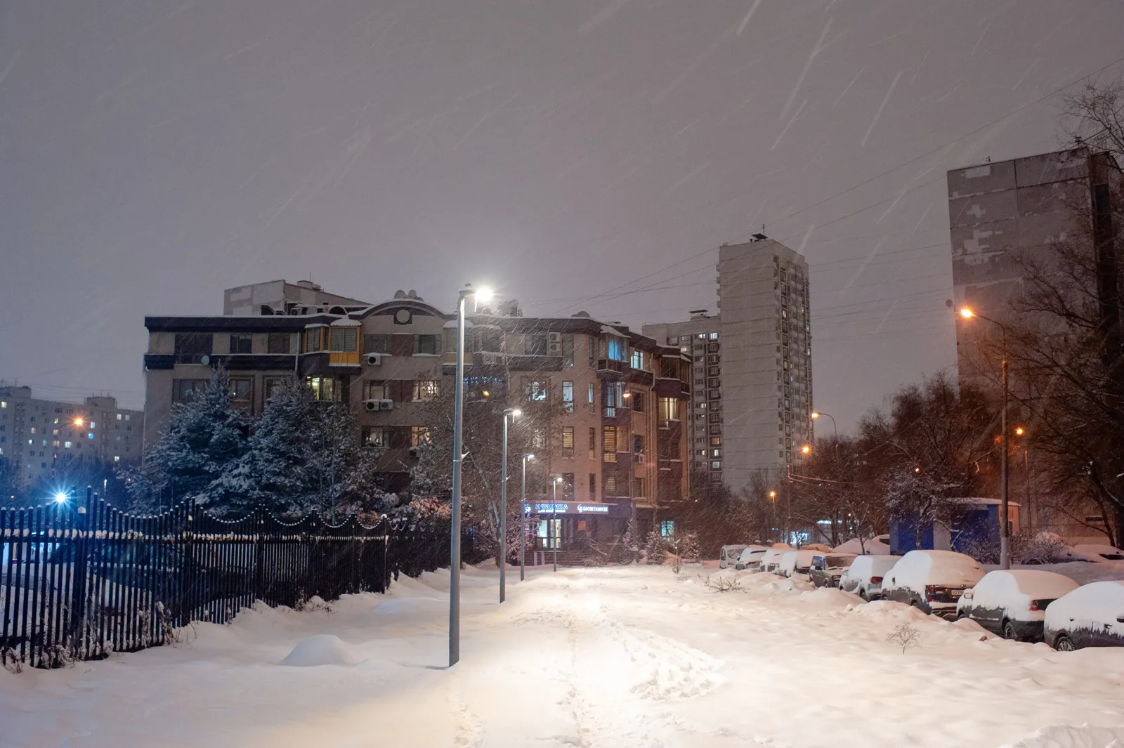 Strogino, Moscow, a winter night, December 2023. Photo: Artyom Svetlov, CC BY-SA 4.0, Wikimedia Commons