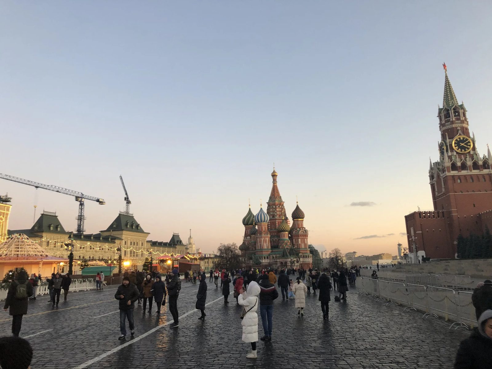 Люди разных национальностей на улицах Москвы