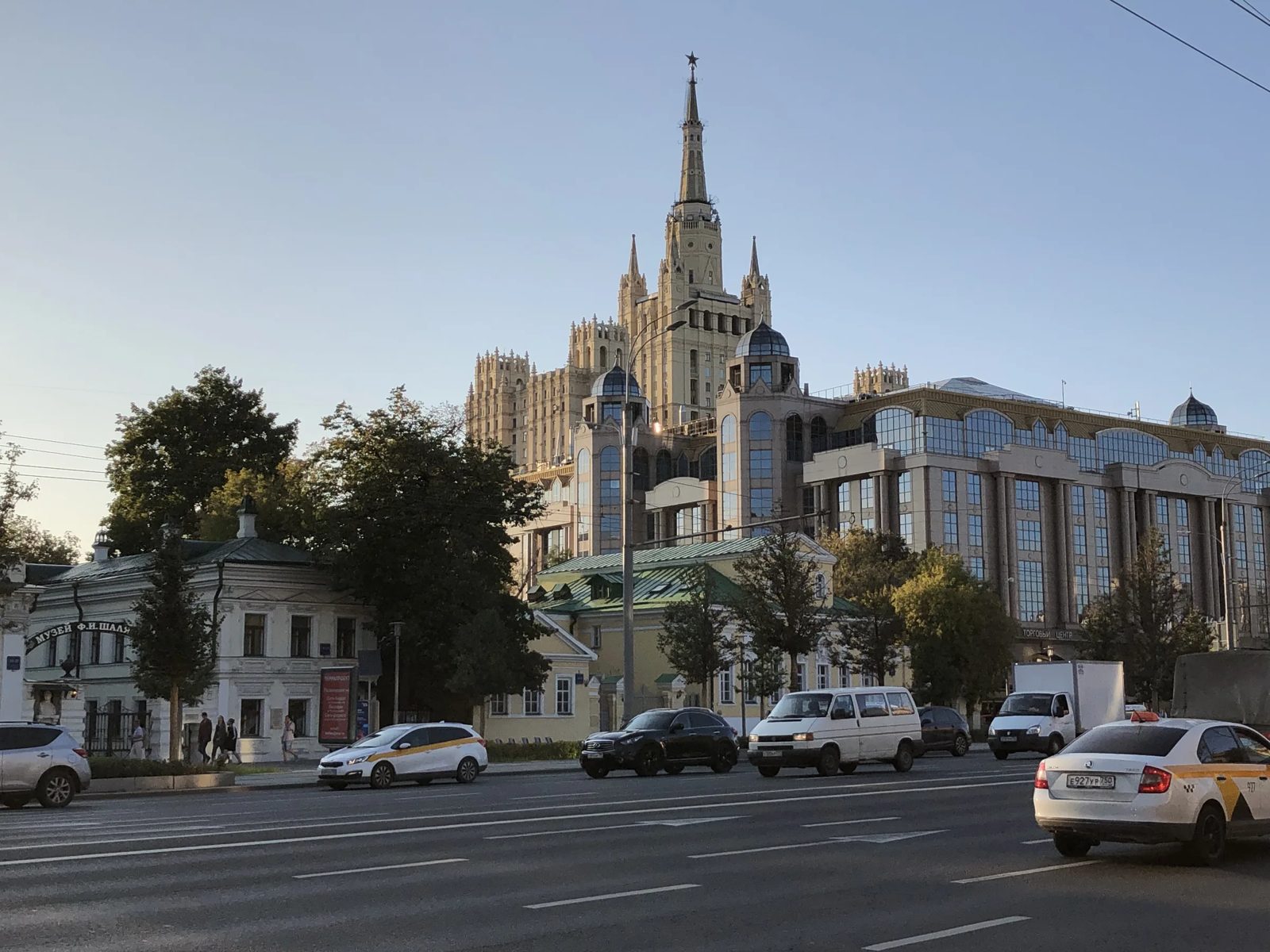 Jeunes de Russie et d'Afrique collaborant ensemble