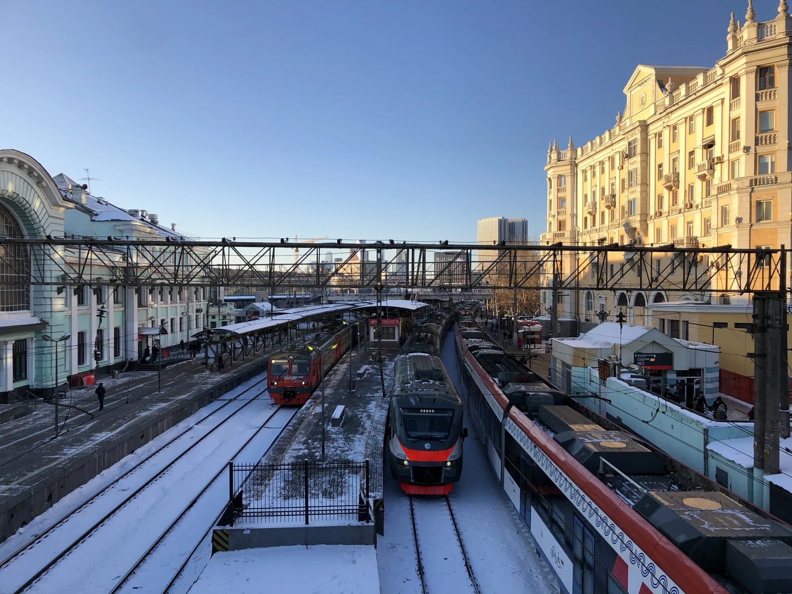 Metro behavior contrast: Slavic reserve vs Western openness